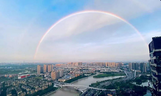 藍天白云重現(xiàn)成都上空，大氣污染防治工作成效顯著